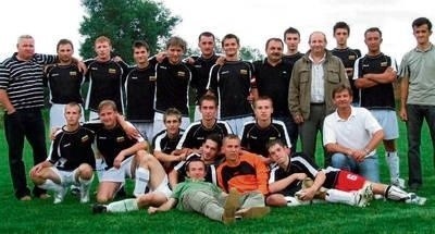 Zespół Huraganu Waksmund w strojach czarnych, ale piłkarze mają logo na koszulkach FOT. JERZY ZABORSKI