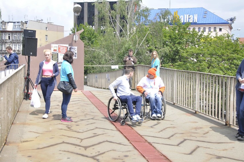 Świetlny pokaz i parada kapeluszników - tak zaprezentowały się wrocławskie mosty (ZDJĘCIA)