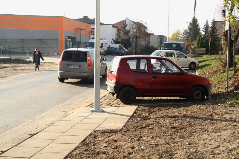 Absurd w Kielcach - chodnik z przerwa na parking