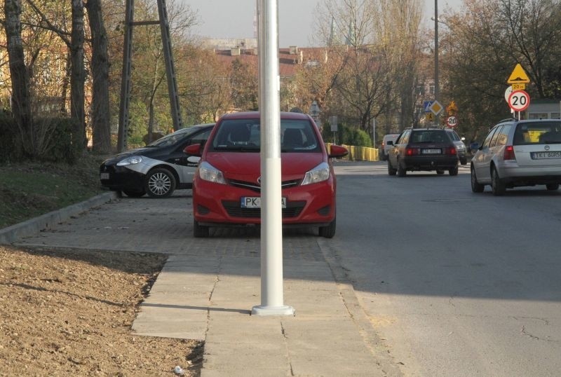 Absurd w Kielcach - chodnik z przerwa na parking