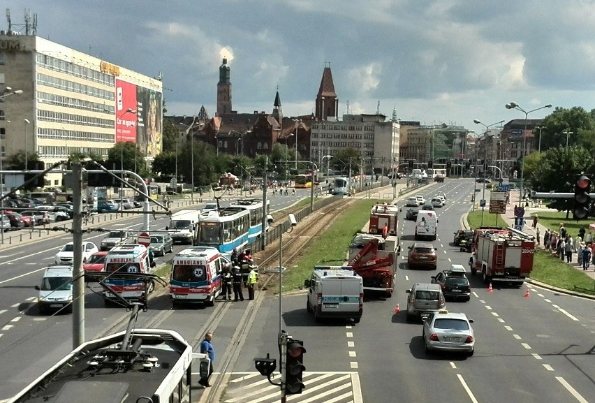 Wrocław: Wypadek na Legnickiej. Opel zablokował torowisko (ZDJĘCIA)