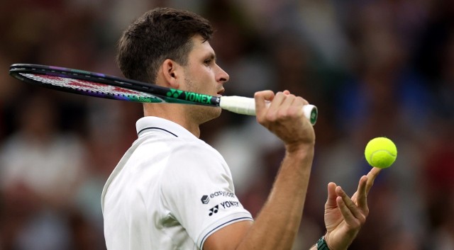 Hubert Hurkacz w poniedziałek dokończy mecz czwartej rundy turnieju Wimbledon z Novakiem Djokoviciem.