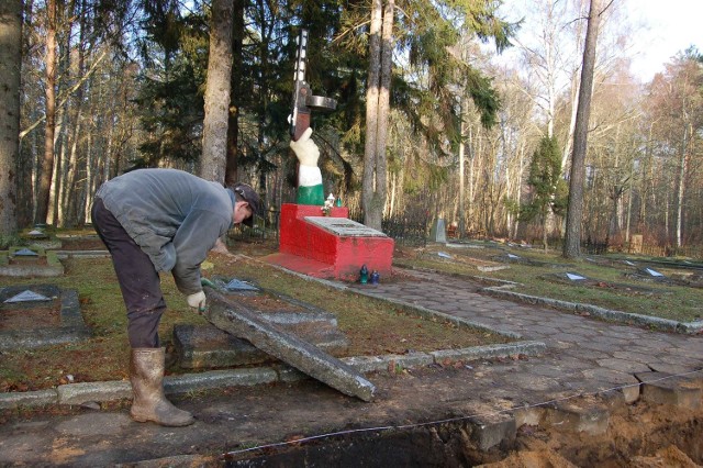 Słynna pepesza na cmentarzu żołnierzy radzieckich w Bornem Sulinowie