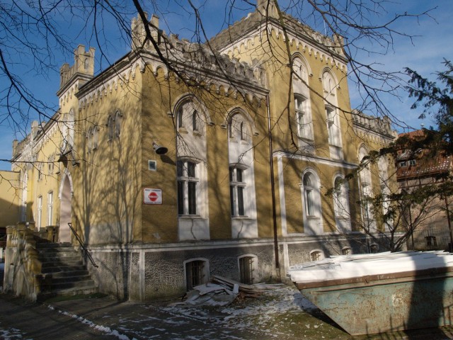 Budynek mieszczący się przy ul Piłsudskiergo 49, nazywany Pałacykiem Myśliwskim, od widniejącej nad wejście głowy jelenia, ma nowych właścicieli.