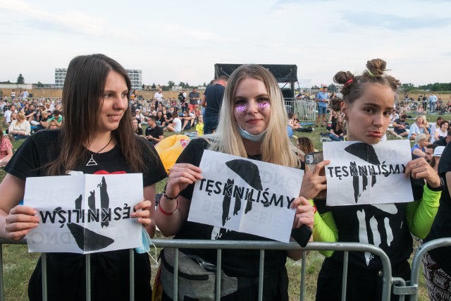 Od piątku nie ma już limitu uczestników koncertów plenerowych. Największą imprezą tego weekendu, która odbyła się po zniesieniu tego obostrzenia, był sobotni koncert Krzysztofa Zalewskiego w ramach Summer Sky Festival. Koncert odbył się  na parkingu trawiastym lotniska Ławica. Zobacz zdjęcia ----->