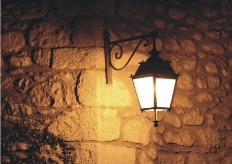 Oświetlenie zewnętrzne - lampa ścienna ogrodowaCzar oświetlonego ogrodu