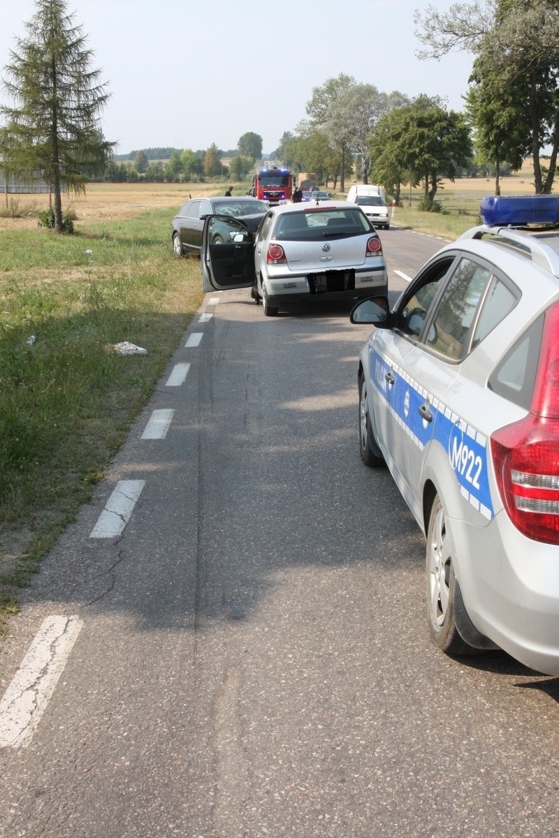 26-letni kierowca oraz 68-letnia pasażerka volkswagena z...