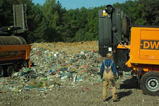 Maszyna za 2,5 miliona złotych do rozdrabniania odpadów wydłuży żywot wysypiska na Janiku do 40 lat.