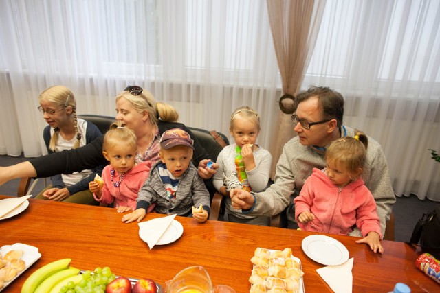 Rodzina Buszydlików prowadząca rodzinny dom dziecka odwiedziła w poniedziałek wojewodę opolskiego, który zaprosił maluchy na wycieczkę po Opolu. 