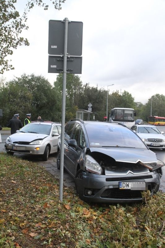 Wypadek na Swojczycach. Zderzenie citroena z fordem [ZDJĘCIA]