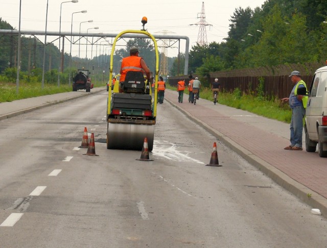 Naprawa asfaltowej nawierzchni.