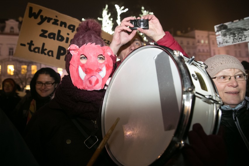 Dziki protest w obronie dzików w Krakowie. "Dzik czuje, tak jak kot prezesa", "Strzel se w łeb" [ZDJĘCIA]