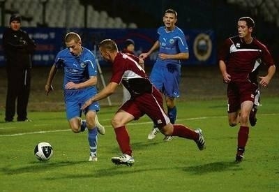 Dla piłkarzy Hutnika (niebieskie koszulki) najbliższe mecze mogą być ostatnimi, jakie rozegrają w tym sezonie na Suchych Stawach Fot. Michał Klag