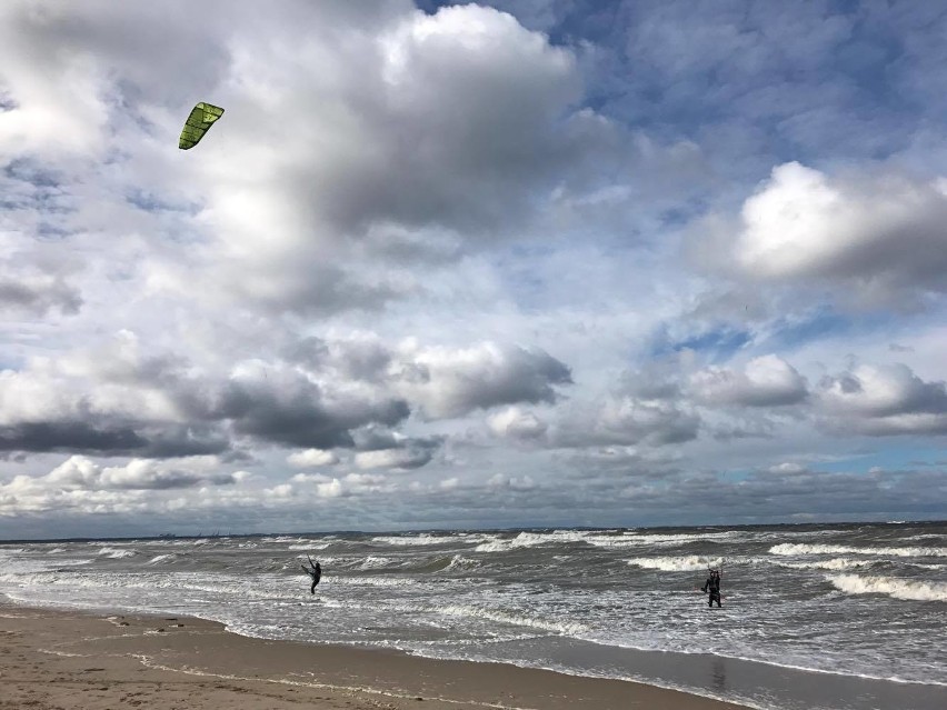 Nie tylko orkan szaleje dziś na Bałtyku. Miłośnicy kitesurfingu w Międzyzdrojach 