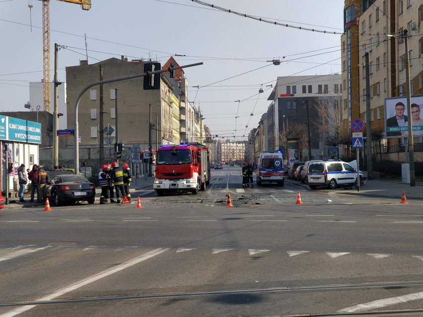 Wypadek karetki na Przedmieściu Oławskim. Dwie osoby ranne [ZDJĘCIA]