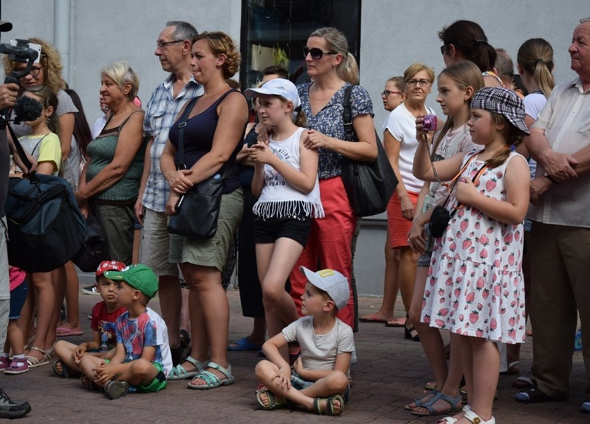 Gorlice. Festiwal Świat pod Kyczerą. Przez miejski deptak przeszedł barwny korowód artystów z różnych stron świata