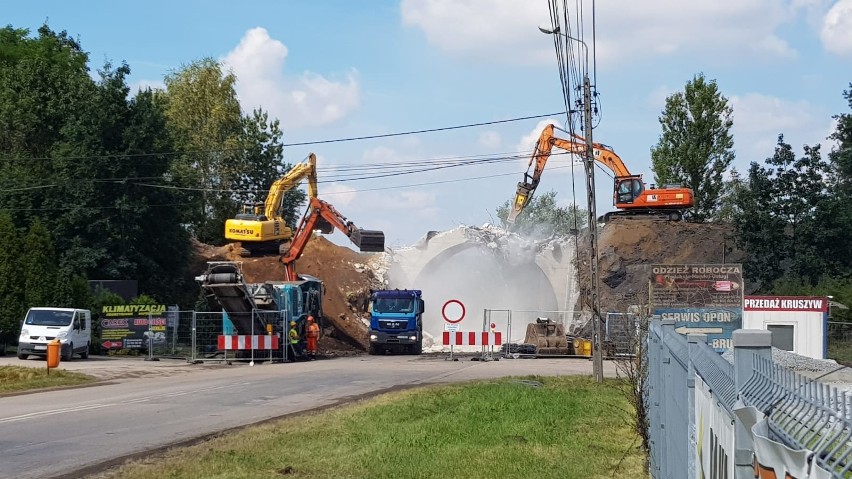 Rozbierają wiadukt na Świerklańskiej w Jankowicach....