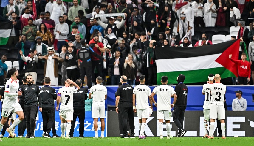 Piłkarze Palestyny dziękujący za wsparcie swoim kibicom.