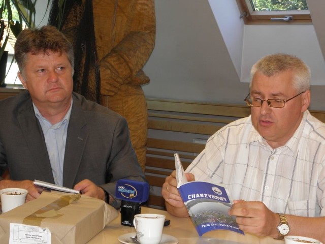 Od lewej Piotr Lahn i Kazimierz Jaruszewski opowiedzieli o pracy nad przewodnikiem