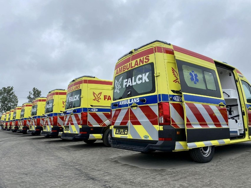 Z tyłu ambulanse mają logotyp firmy Falck