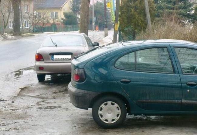 Autodranie z Czerwieńska zrobili sobie parking z chodnika (zdjęcia czytelniczki)