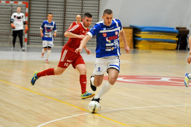 Marcin Zajączkowski z Gredaru (niebieska koszulka) i Rafał Gawin )(czerwona koszulka) z Berlandu.