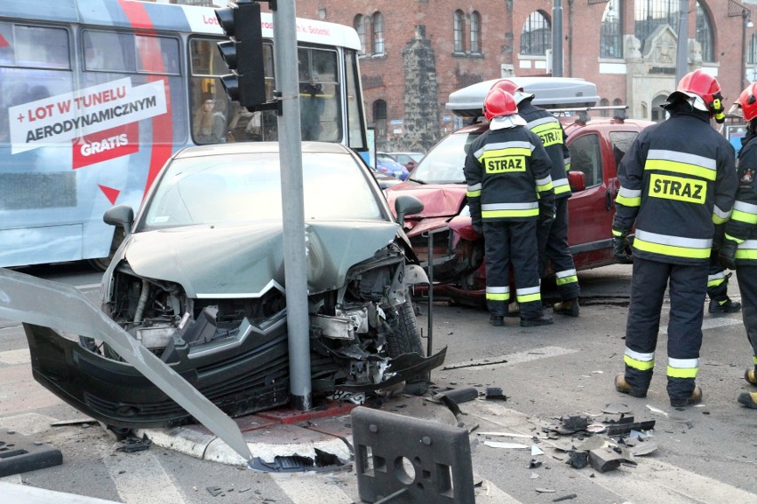 Wypadek przy Hali Targowej. Jedna osoba ranna [ZDJĘCIA]