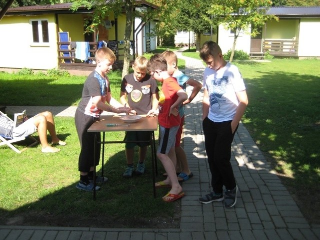 W sierpniu młodzi fizycy przebywali na obozie naukowo-wypoczynkowym w Nowęcinie. Robili m.in. doświadczenia