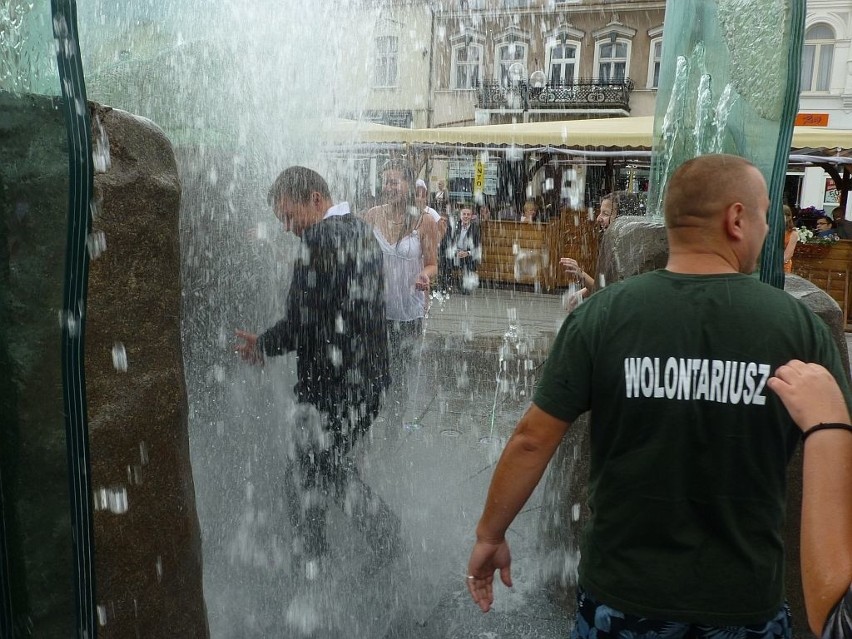 "Spacer przez fontannę" w Inowrocławiu na rozpoczęcie wakacji [zdjęcia]