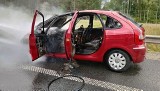 Na trasie S6 w Koleczkowie (powiat wejherowski) płonął samochód osobowy. Kierowca uciekł, auto ugasili strażacy