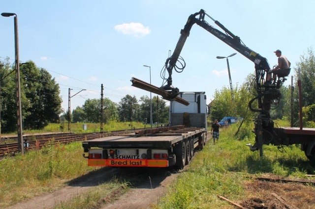 Na razie ekipy remontowe ściągają sieć trakcyjną i przygotowują teren pod inwestycję. WBłotnicy Strzeleckiej jedna z ekip demontuje stare szyny, które nie będą potrzebne.