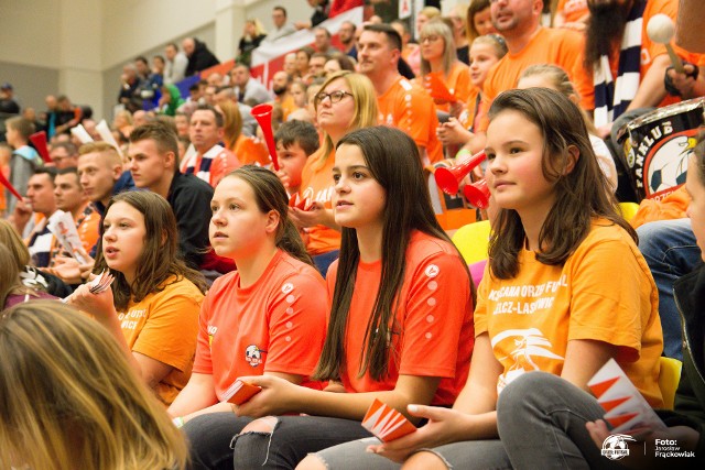 Takiej frekwencji na meczach może im pozazdrościć niejeden wrocławski klub. KS Acana Orzeł Futsal Jelcz-Laskowice na meczu z FC Toruń znów zgromadził prawie komplet publiczności! BYŁEŚ NA MECZU? ZNAJDŹ SIĘ NA ZDJĘCIACH! [DO KOLEJNYCH FOTOGRAFII MOŻNA PRZEJŚĆ ZA POMOCĄ STRZAŁEK]