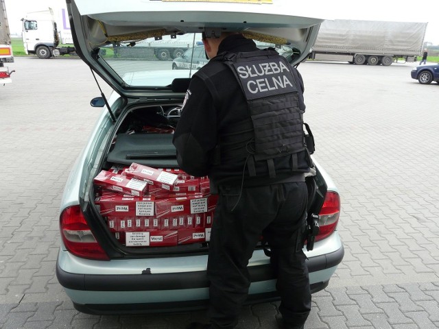 Celnicy przejęli w okolicach autostrady A2 nielegalny tytoń i papierosy