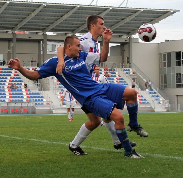 Piotr Sawicki (w niebieskim) był testowany w zespole Broni. Mógł nawet zdobyć bramkę