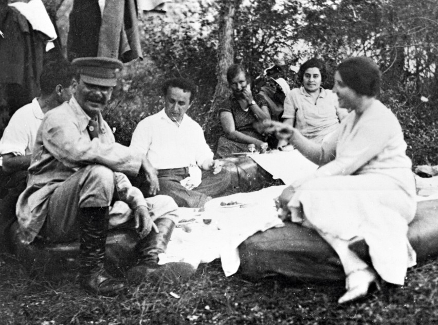 Stalin na pikniku ze znajomymi (1921 r.)