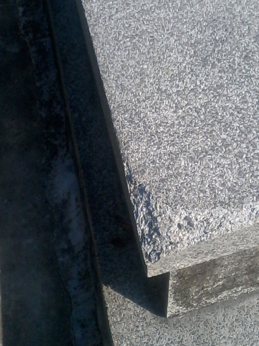 Poobijane rogi na nagrobkach na Majdanku. Wandale czy czas? Kto niszczy nagrobki na cmentarzu na Majdanku?