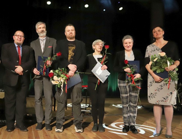 Laureatami zostali: Sebastian Piątkowski (z lewej), Ziemowit Szczerek (trzeci od lewej) i Anna Sp&oacute;lna (z prawej).