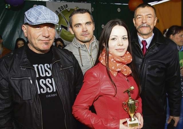 Zespół Strużal został wyróżniony nagrodą publiczności. Zdobył 118 głosów na 324 oddane. Na zdjęciu w towarzystwie wójta Jacka Czarneckiego (pierwszy z prawej)