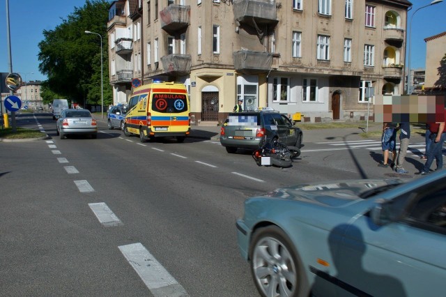 W czwartek (24 maja) na ulicy Lutosławskiego w Słupsku doszło do kolizji. Kierowca taksówki wykonując manewr skrętu w lewo z ul. Lutosławskiego w ulicę Chopina zajechał drogę motocykliście. Kierowca motocykla (kursant nauki jazdy) trafił do szpitala. Ulica była częściowo zablokowana.