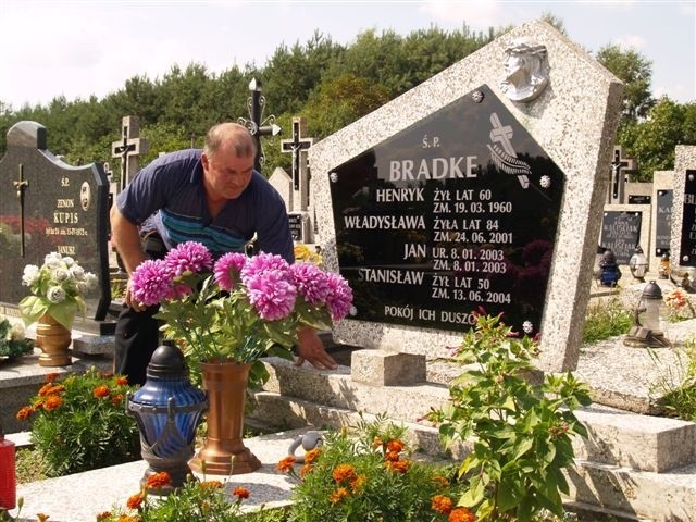 Ryszard Bradke przy grobie brata.