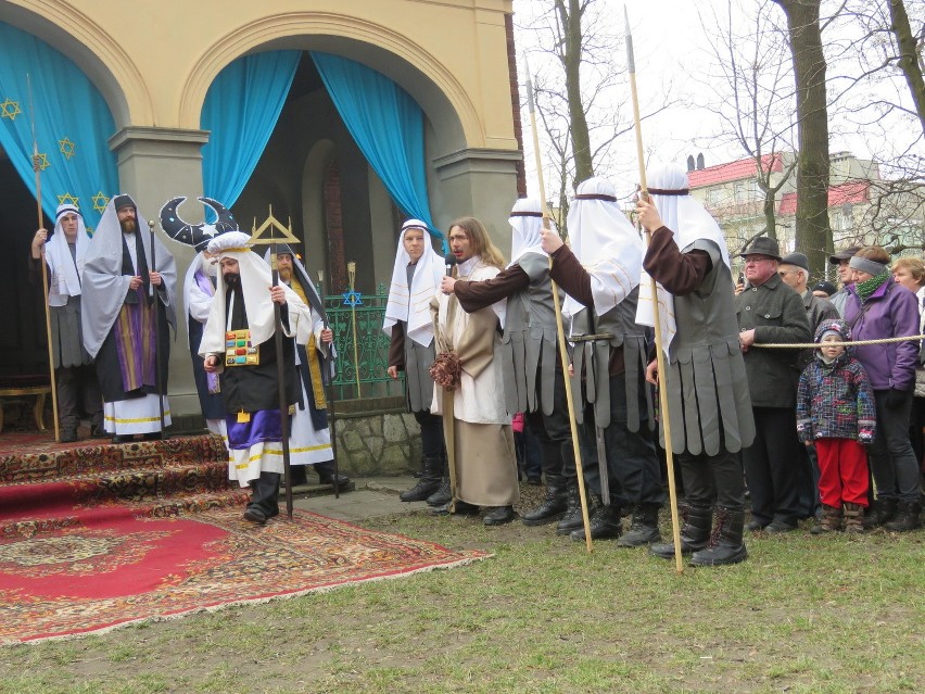 Tysiące wiernych na Misterium Męki Pańskiej na piekarskiej kalwarii [ZDJĘCIA, WIDEO]