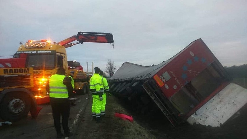 Wypadek w Ciepielowie Starym na drodze numer 79. Ciężarówka...