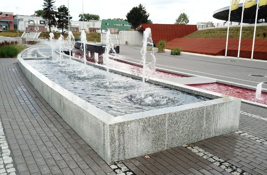 Uruchomiono fontanny z rzeźbami przy odnowionym Spodku, dworcu autobusowym w Kielcach. Są największe w Kielcach. Zobaczcie [WIDEO, ZDJĘCIA]