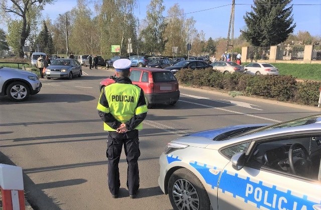 W najbliższych dniach spodziewać się można wzmożonego ruchu przy cmentarzach. Policja prosi o rozwagę