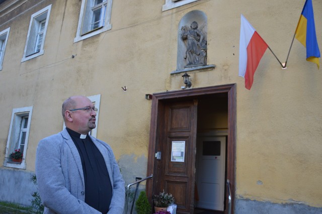 Niezwykłe polichromie na plebanii w Brzeźnicy. Ksiądz Paweł Bryk