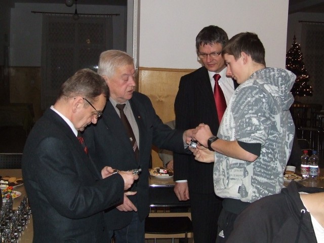 Mateusz Bylica odebrał gratulacje od działaczy (od lewej): Józefa Weltera, Tadeusza Schmeltera i Stanisława Żebrowskiego