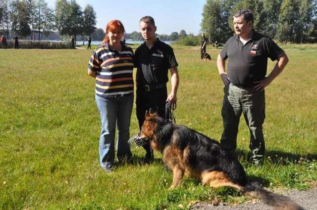 Karina Schewrzler, pełnomicnik wojewody do spraw ohrony zwierząt, bardzo pomogła w organizacji szkolenia, twierdzi jego organizator Zbigniew Matysiak (pierwszy z prawej)