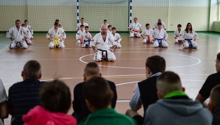 Karate także wychowuje. Zawodnicy Mushin Szydłowiec trenowali w Goździkowie