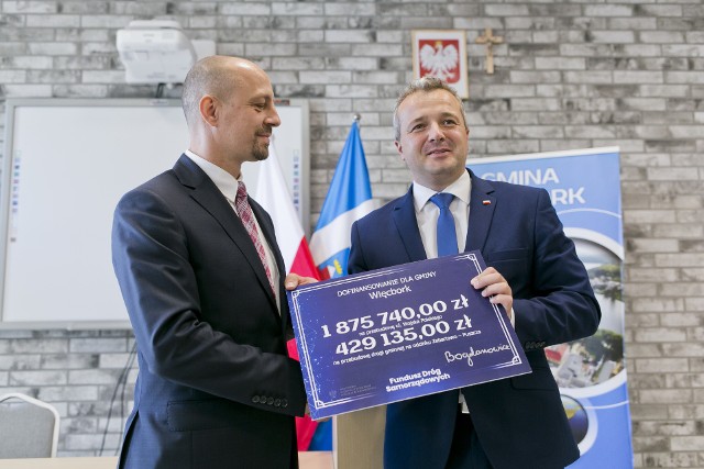 Wojewoda przekazał symboliczny czek na 2 mln 300 tys. zł