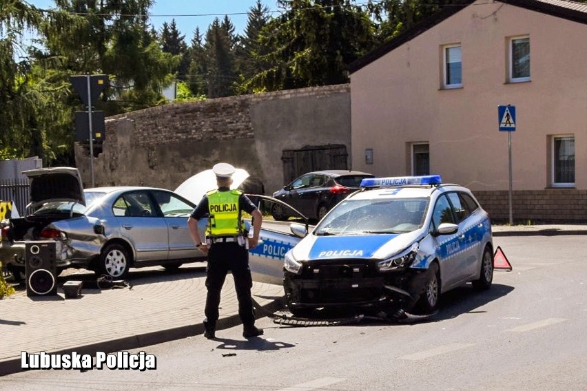 Policjanci z Żar po pościgu zatrzymali kierowcę, który...